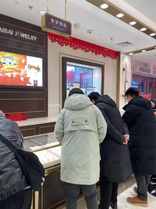 金店人气火爆，黄金股大涨！春节临近，生肖饰品、金条受青睐